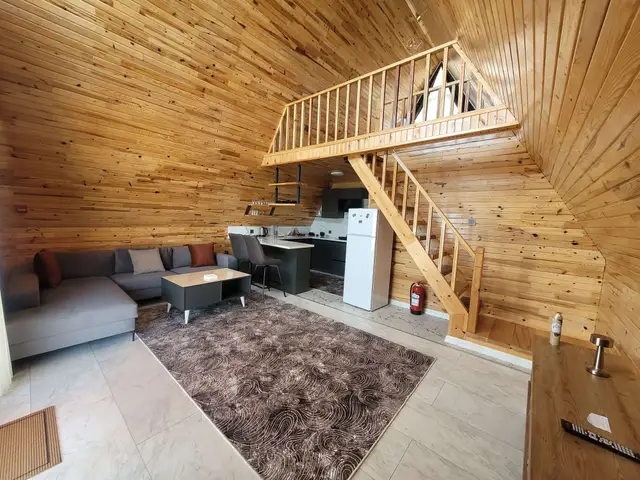 Cihan Bungalov oturma alanı ve loft kat merdiveni