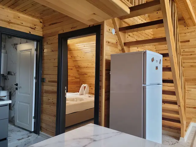 Cihan Bungalov yatak odası girişi ve loft merdiveni